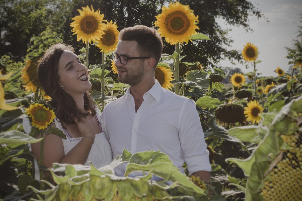 Paar in Sonnenblumen Feld